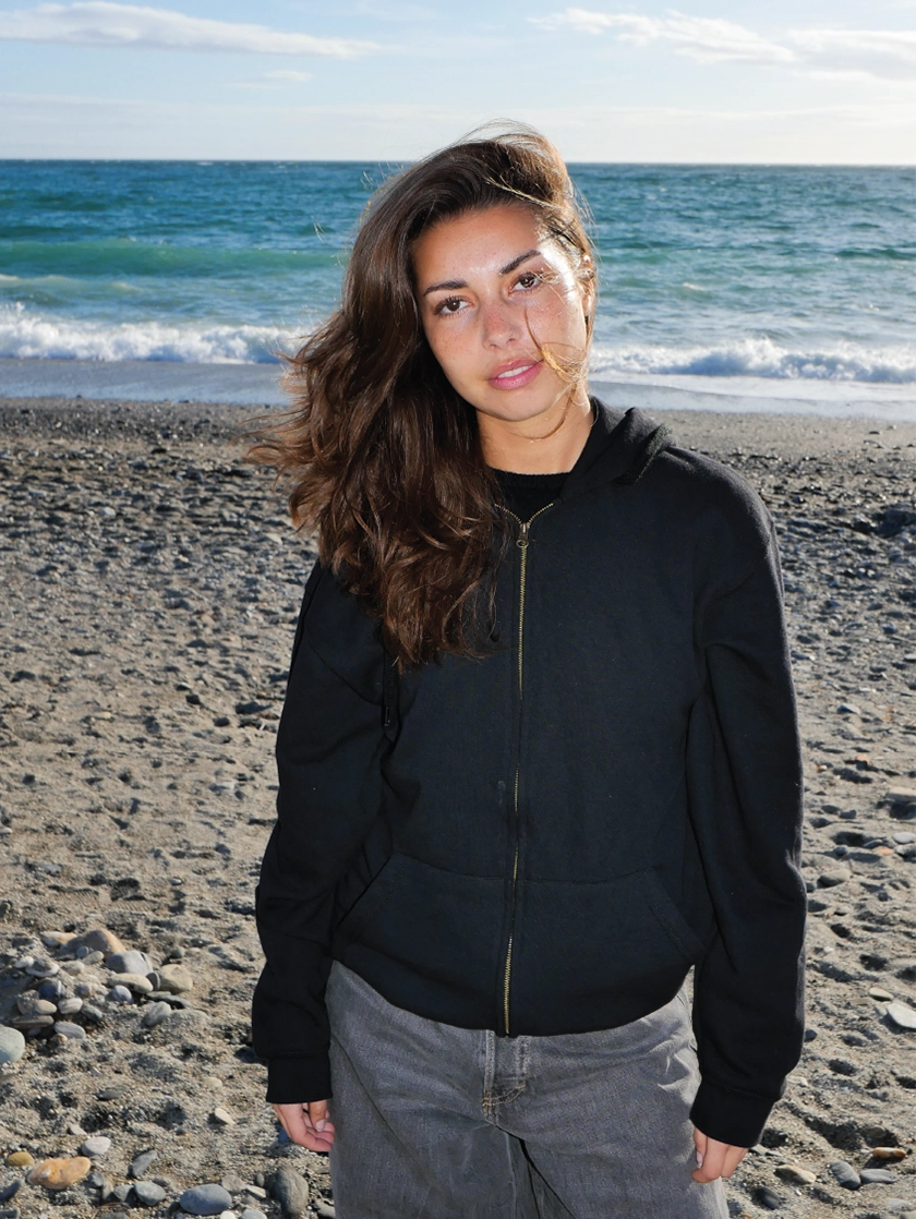 kvinde på stranden i sort zip swatshirt