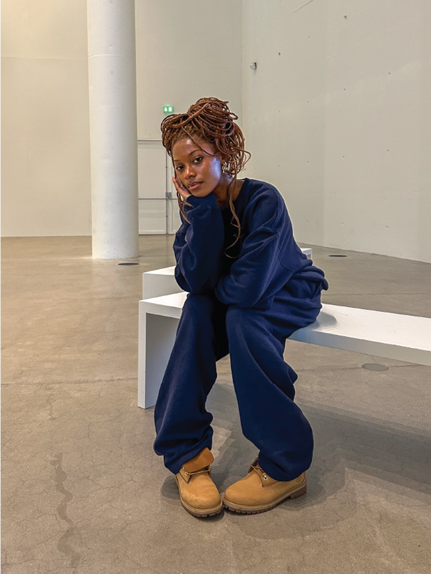 ung kvinde i blåt joggingsæt