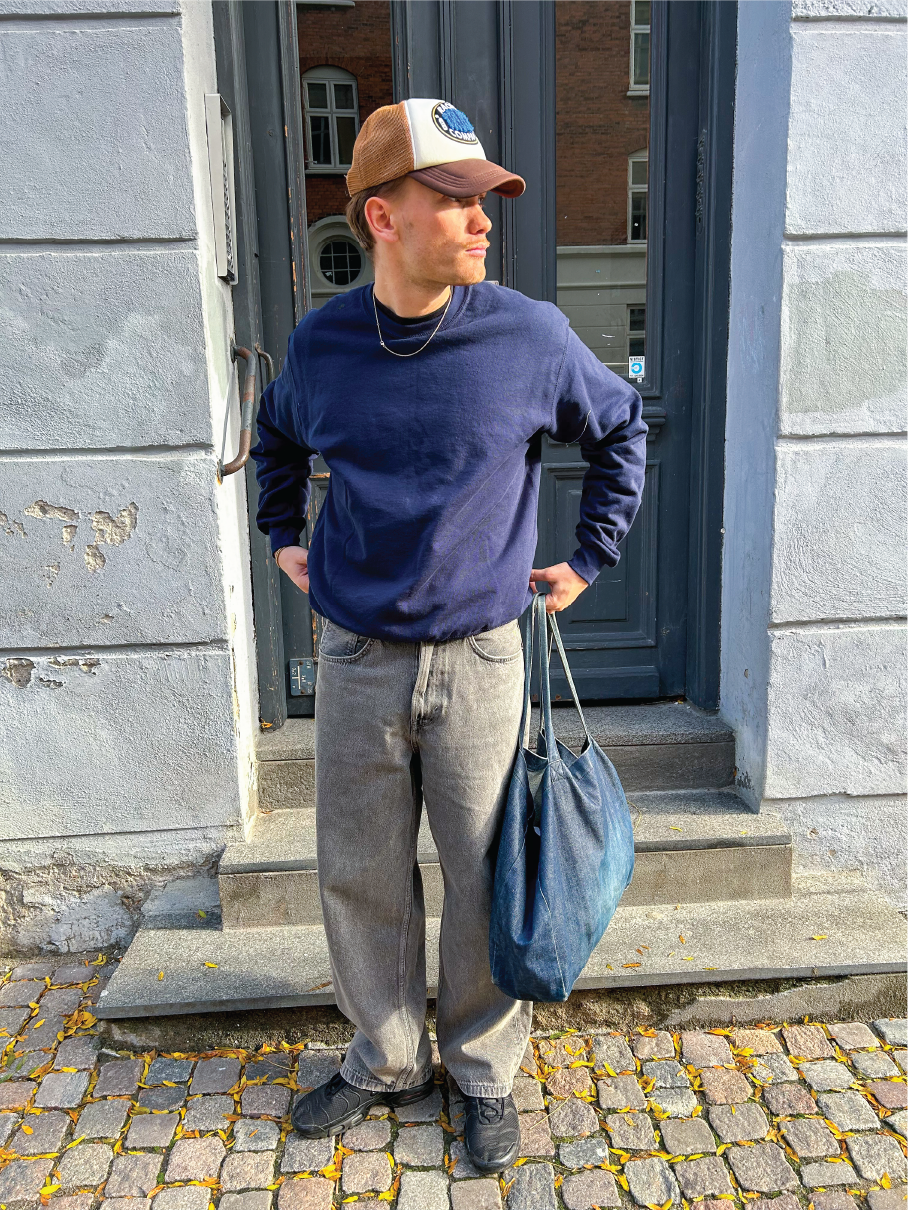 fyr i blå sweatshirt